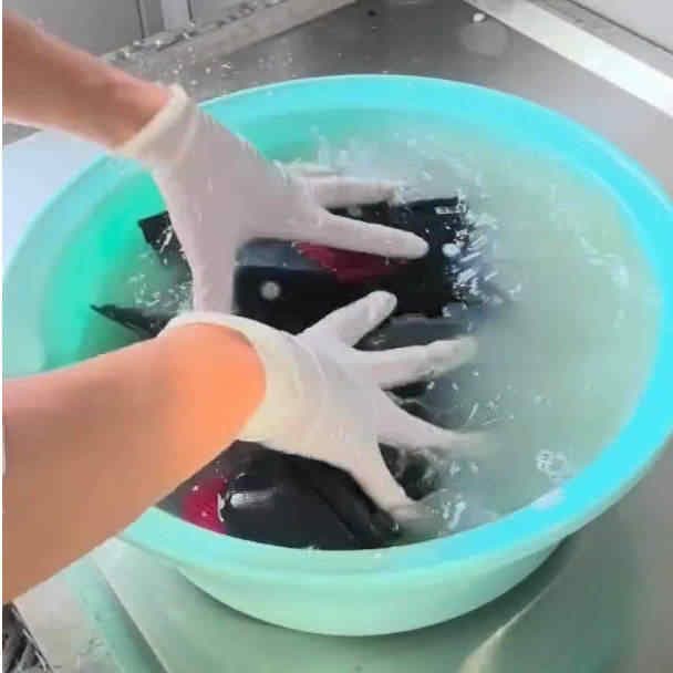 头盔精洗第二步-内部细节手工清洗