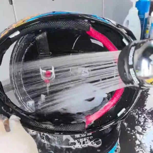 头盔精洗第三步-内衬深度水流清洁