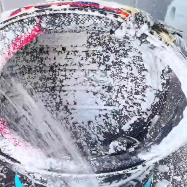 头盔精洗第四步-顶部精细清洁处理