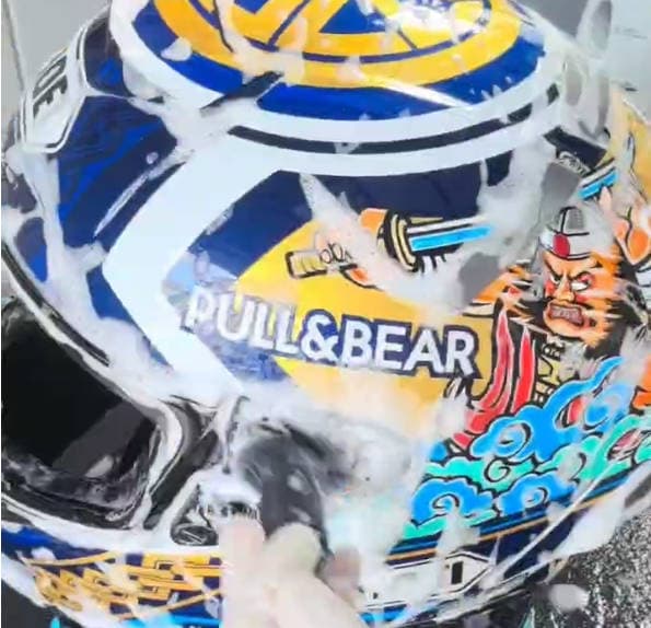 头盔精洗第五步-图案保护专业清洗