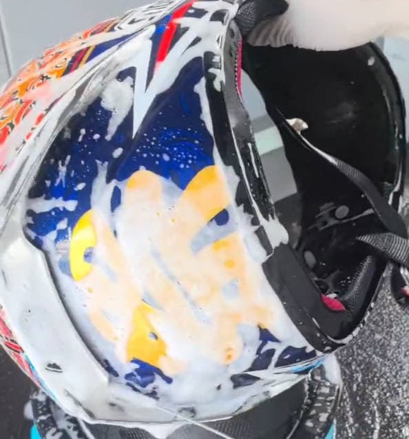 头盔精洗第六步-全面泡沫覆盖清洁