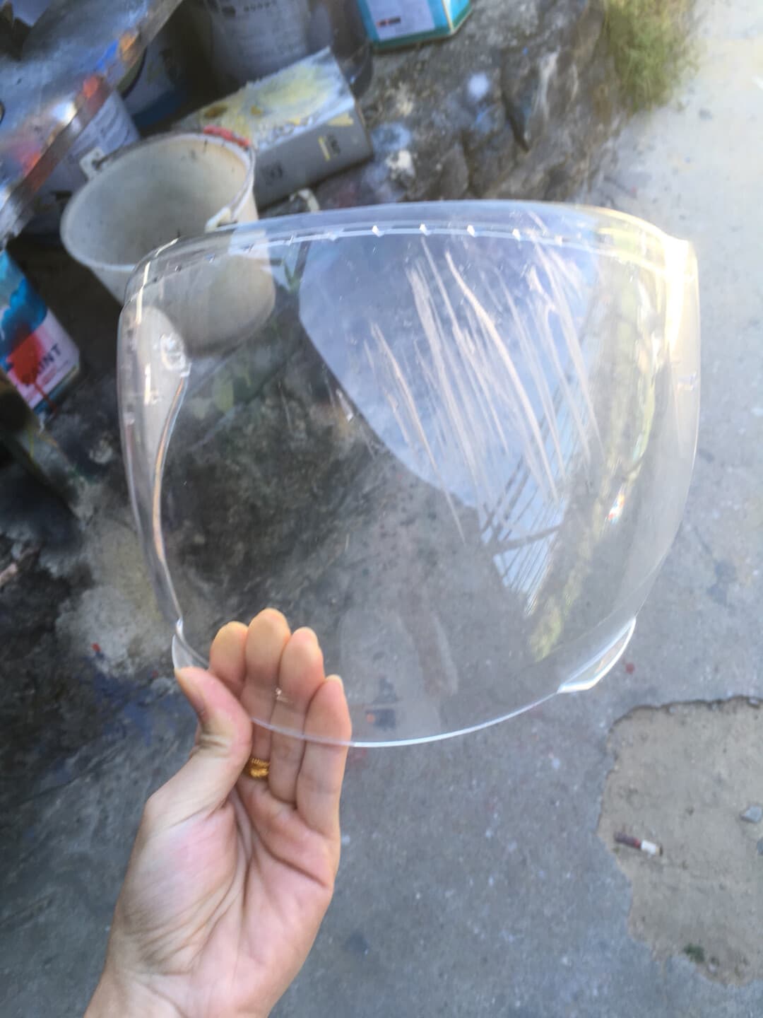 头盔镜片修复前-明显划痕影响视野