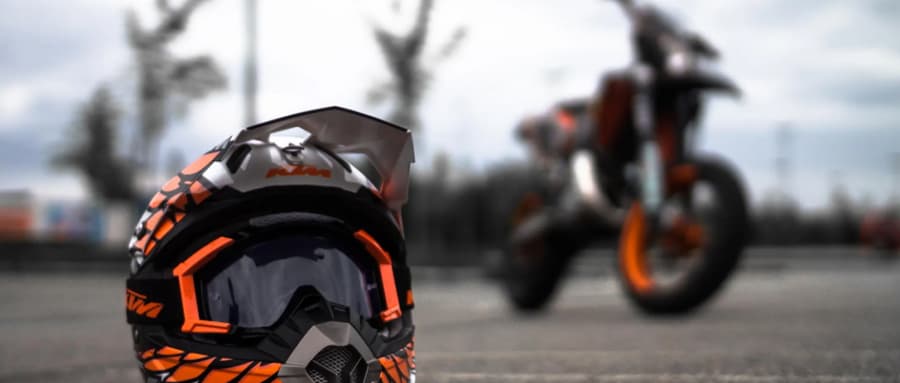 Yj头盔修复工作室业务展示-专业头盔修复服务项目